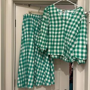 Sz large top, medium pleated skirt